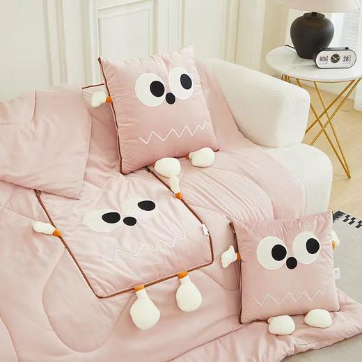 【大眼怪刺绣羊羔绒抱枕被】秋冬季法兰绒毛毯 多巴胺午休办公车用 靠垫被抱枕毯 商品图10