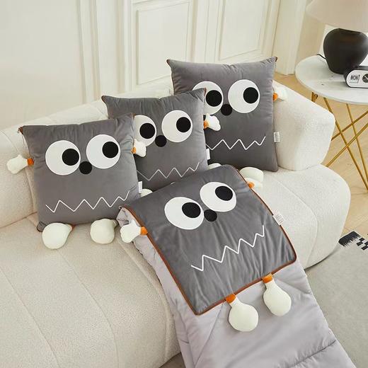 【大眼怪刺绣羊羔绒抱枕被】秋冬季法兰绒毛毯 多巴胺午休办公车用 靠垫被抱枕毯 商品图12