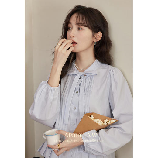 鹿向南「秋鸢」法式V领蓝色长袖衬衫 商品图2