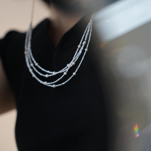 18k金 多层keshi项链 1-2mm 
选用小米粒keshi 人工筛选 串链 打孔是最难 中间夹杂18k镭射球baby akoya 2.5-3mm 作为点缀 顶部镭射管和金球作为项链支撑 商品图11