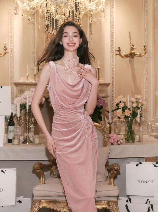 粉色丝绒不规则下摆修身连衣裙 商品图0