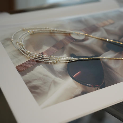 18k金 多层keshi项链 1-2mm 
选用小米粒keshi 人工筛选 串链 打孔是最难 中间夹杂18k镭射球baby akoya 2.5-3mm 作为点缀 顶部镭射管和金球作为项链支撑 商品图3