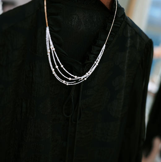 18k金 多层keshi项链 1-2mm 
选用小米粒keshi 人工筛选 串链 打孔是最难 中间夹杂18k镭射球baby akoya 2.5-3mm 作为点缀 顶部镭射管和金球作为项链支撑 商品图6