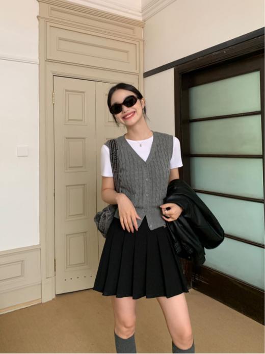 🌟【岚可可麻花v领针织马甲开衫】💓1、V领马甲开衫设计，不显肩宽；🌸纽绳工艺简约大气，🤩自带立体感~~💓 商品图0