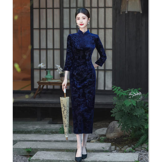 GX复古国风丝绒雕印长款中袖旗袍2024秋季新款改良中式喜妈妈旗袍裙 商品图3