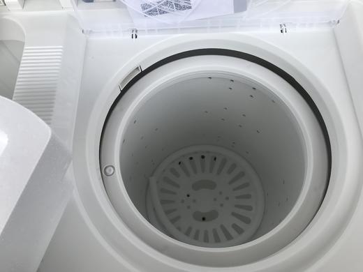 康佳 洗衣机 KP180S885 18kg 双缸波轮洗衣机 双层防锈全塑桶壁 超大玻璃盖板 超大脱水桶 盐水平衡设计 半自动 喷淋漂脱双层外桶桶风干 ABS控制面板 全塑外壳 翻盖式洗涤、脱水盖板 商品图5