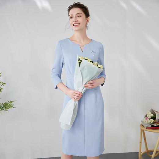 EITIE爱特爱精致小V领收腰显瘦利落通勤时尚浅蓝色连衣裙24春新款A2407311 商品图1