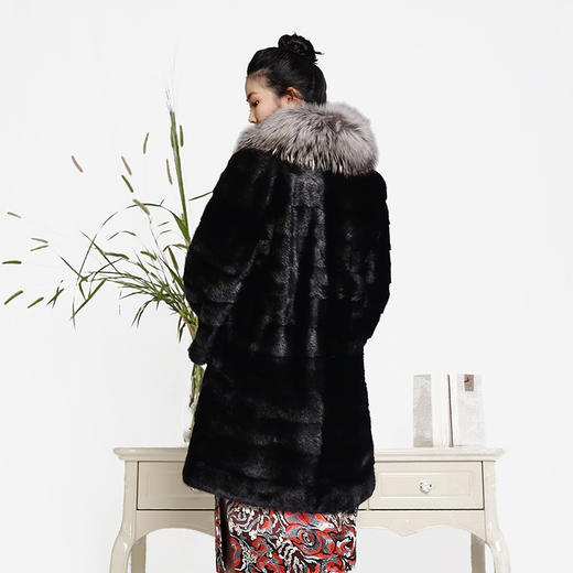 SIM GRACE  优雅夫人 欧美韩版中长款时尚整貂皮银狐毛大翻领女外套 商品图2