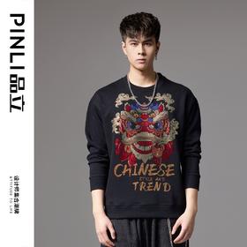 PINLI品立秋季新款男士宽松中国风醒狮烫钻圆领落肩套头卫衣BG243109028