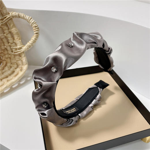 【皱褶设计，增添时尚感，水钻点缀，华美不失高贵】韩版头箍 ins风网红名媛发饰 压法洗脸简约头饰 水钻纯色发箍 皱褶-QQ 商品图3