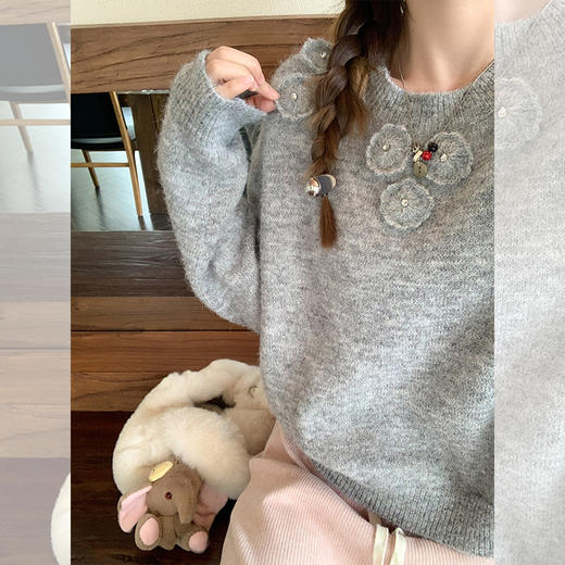<曾小咸推荐>新品现货秒杀！卖完下架不再补！微信粉丝打折价！气质百搭灰色领口花朵设计宽松毛衣 日常169.99 立减80 秒杀89.99！！ 商品图1