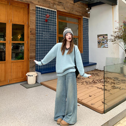 【179元任选2件】现货！气质百搭雾霾蓝撞黑色V领宽松毛衣 商品图3