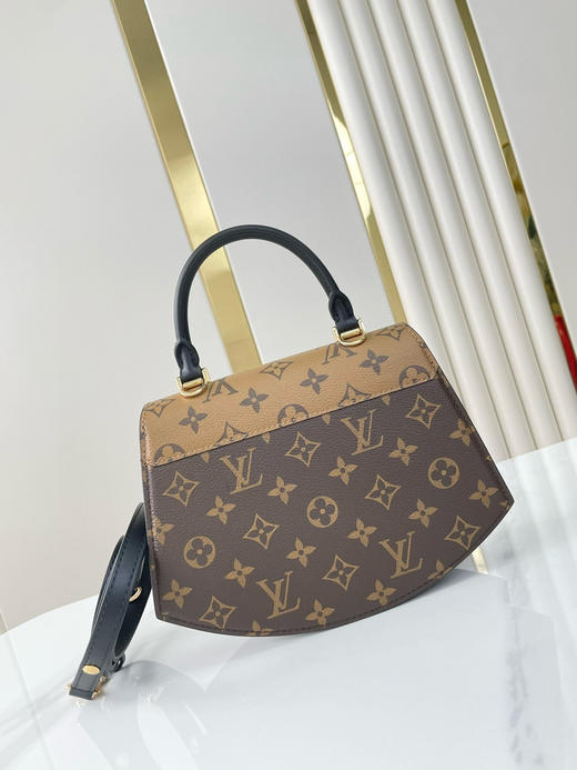 秋冬特惠💰800 原单LV SAC TILSITT 扇子包M46548 尺寸：24×18×7cm 商品图2