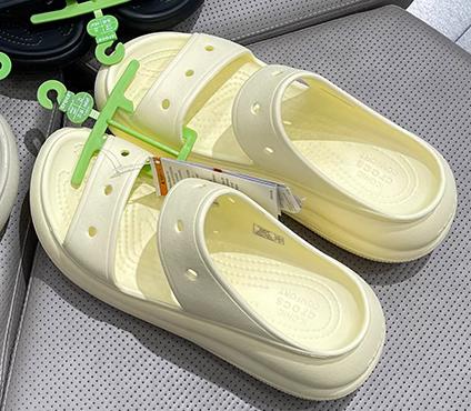 CROCS洞洞鞋 经典泡芙凉鞋 奶油黄207670-76O 商品图1