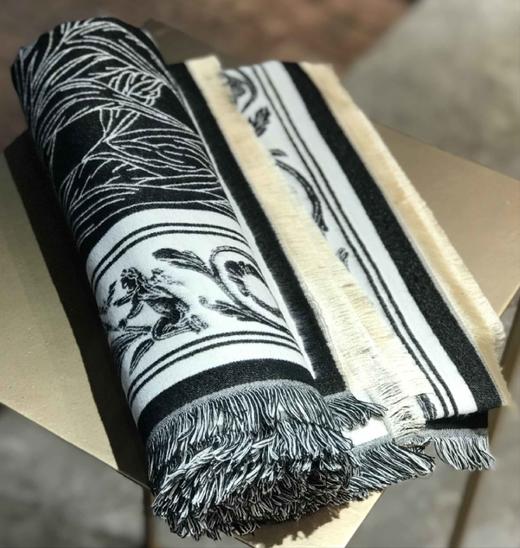 优品堂【丝丝水墨】140x140拉绒方形围巾披肩两用 商品图3