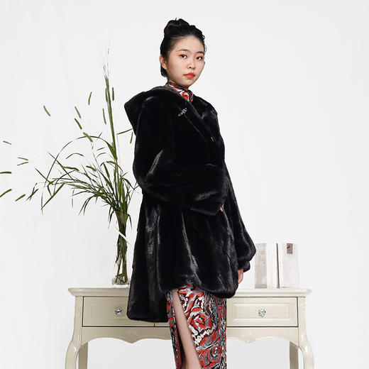 SIM GRACE 优雅夫人 进口水貂整皮立体防风连帽四浪中长款气质大衣 商品图1