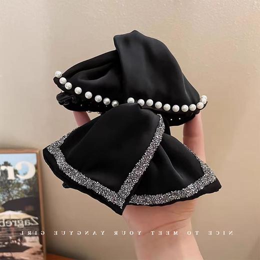 【法式气质赫本高级感珍珠镶钻抓夹】优雅轻奢黑色缎面鲨鱼夹盘发发抓，时尚百搭后脑勺赫本风轻奢法式发夹QQ 商品图2