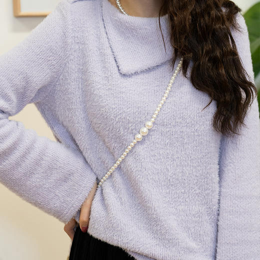 两三事 柔雾紫霞 2024秋季新款简约斜三角翻领套头毛衣女 商品图3