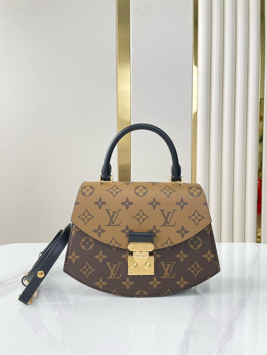 秋冬特惠💰800 原单LV SAC TILSITT 扇子包M46548 尺寸：24×18×7cm 商品图0