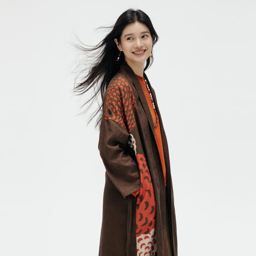 绽放旅行女装704朵/早秋咖啡底印花开襟系带率性浪漫大宽袖长外套 商品图1