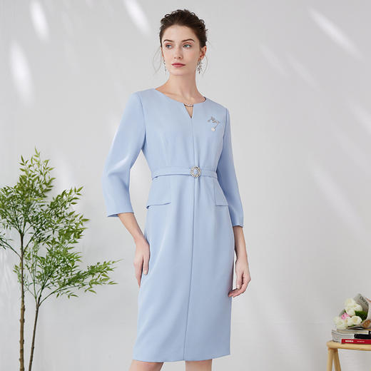 EITIE爱特爱精致小V领收腰显瘦利落通勤时尚浅蓝色连衣裙24春新款A2407311 商品图3