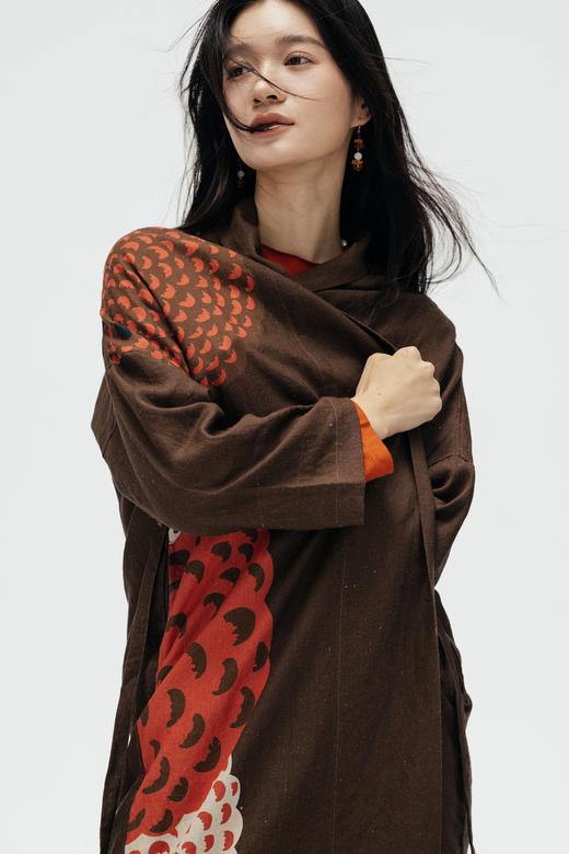 绽放旅行女装704朵/早秋咖啡底印花开襟系带率性浪漫大宽袖长外套 商品图5