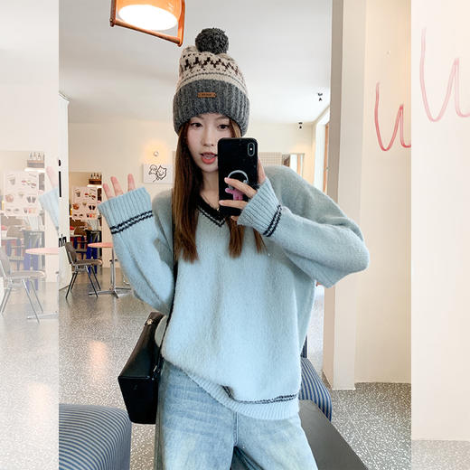 【179元任选2件】现货！气质百搭雾霾蓝撞黑色V领宽松毛衣 商品图0