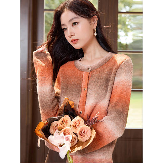 【五折购】熙世界晕染渐变条纹针织外套秋冬2025新款时尚羊毛混纺毛衣开衫 商品图2