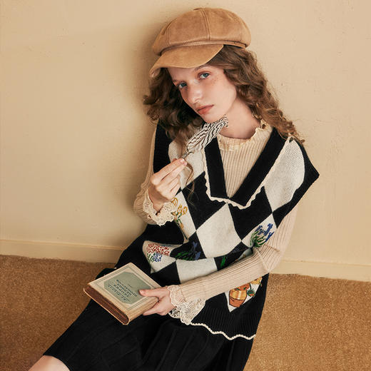 两三事梵高文艺反叛预科生2024秋季新款绣花拼色菱形格针织连衣裙 商品图3