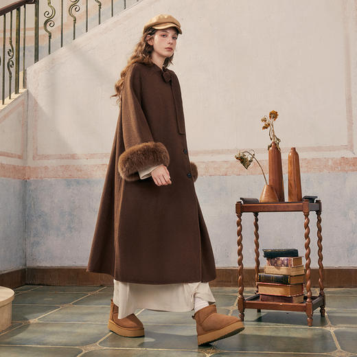 【暖冬内购】两三事 绝色千金 2024冬季新款复古毛毛袖口绑带领毛呢外套女 商品图2