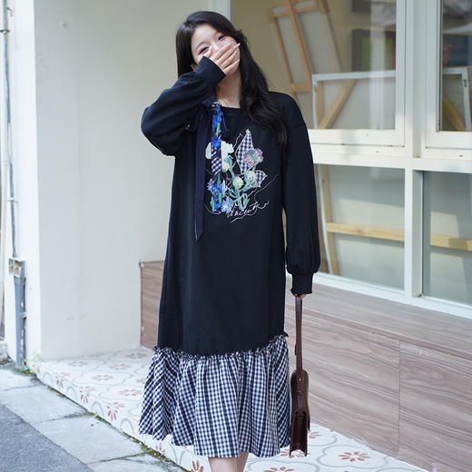 两三事梵高文艺鸢尾格言2024秋新款复古印花贴布绣格子拼接连衣裙 商品图3