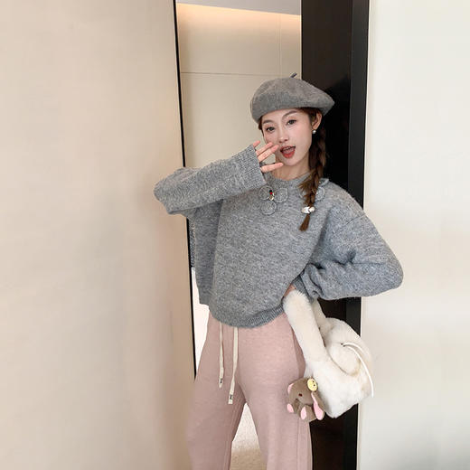 <曾小咸推荐>新品现货秒杀！卖完下架不再补！微信粉丝打折价！气质百搭灰色领口花朵设计宽松毛衣 日常169.99 立减80 秒杀89.99！！ 商品图4