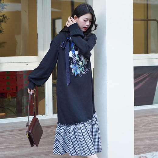 两三事梵高文艺鸢尾格言2024秋新款复古印花贴布绣格子拼接连衣裙 商品图2