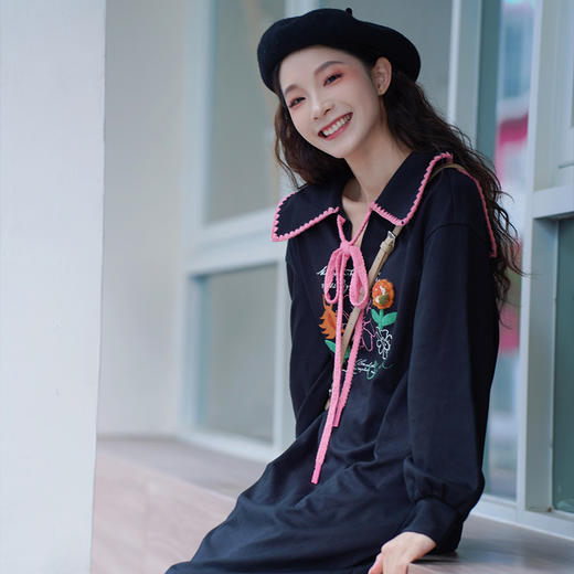 两三事梵高文艺灿烂依旧2024秋季新款立体花朵印花绑带翻领连衣裙 商品图4