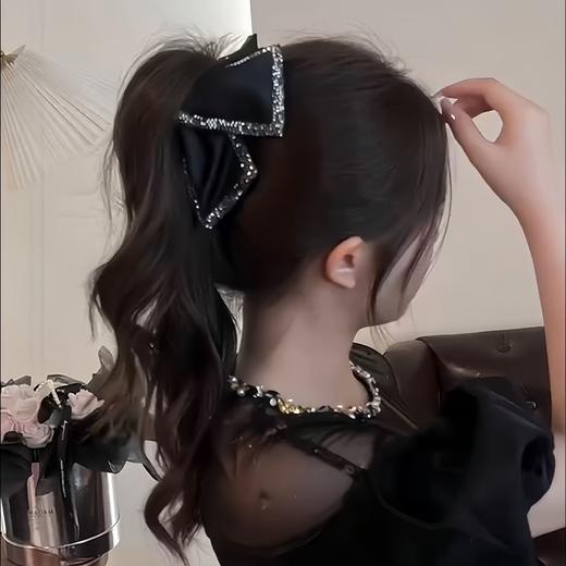 【法式气质赫本高级感珍珠镶钻抓夹】优雅轻奢黑色缎面鲨鱼夹盘发发抓，时尚百搭后脑勺赫本风轻奢法式发夹QQ 商品图0