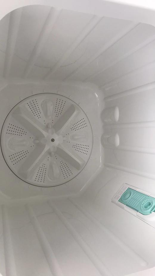 康佳 洗衣机 KP220S885 22公斤 双缸波轮洗衣机双层防锈全塑桶壁 超大玻璃盖板 超大脱水桶 盐水平衡设计 大容量 喷淋漂脱 双层外桶 桶风干 双层防锈全塑桶壁  ABS控制面板 商品图4