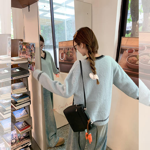 【179元任选2件】现货！气质百搭雾霾蓝撞黑色V领宽松毛衣 商品图4