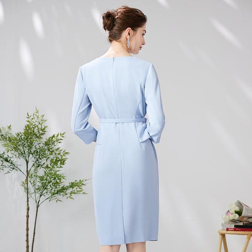 EITIE爱特爱精致小V领收腰显瘦利落通勤时尚浅蓝色连衣裙24春新款A2407311 商品图4