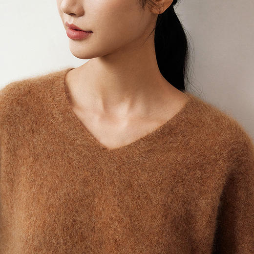 玳莎拉毛100%羊绒V领针织衫女秋冬新款宽松落肩袖羊毛衫上衣  ED33301 商品图3