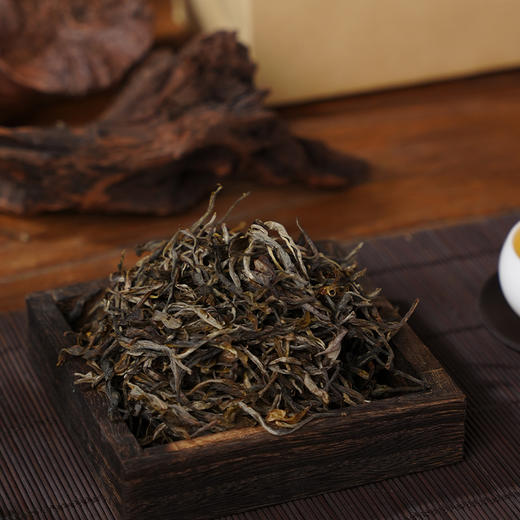 【茶农贺礼】勐海茶王节金奖 茶农好茶推广 2024年头春勐海曼班老寨500g纯料散茶 牛皮纸袋装 商品图1