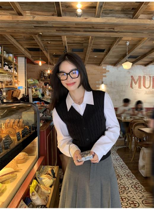 🌟【岚可可麻花v领针织马甲开衫】💓1、V领马甲开衫设计，不显肩宽；🌸纽绳工艺简约大气，🤩自带立体感~~💓 商品图5