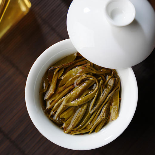 【茶农贺礼】勐海茶王节金奖 茶农好茶推广 2024年头春勐海曼班老寨500g纯料散茶 牛皮纸袋装 商品图3