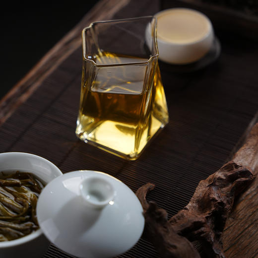 【茶农贺礼】勐海茶王节金奖 茶农好茶推广 2024年头春勐海曼班老寨500g纯料散茶 牛皮纸袋装 商品图2