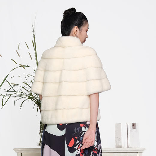 SIM GRACE 优雅夫人 女士轻奢水貂横排设计时尚大气外套披肩两用 商品图2