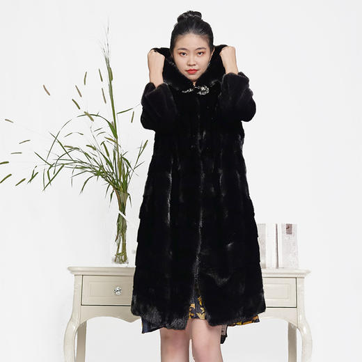 SIM GRACE 优雅夫人 女款轻奢横排设计时尚 大气外套连帽中长款整貂保暖大衣 商品图0