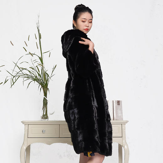 SIM GRACE 优雅夫人 女款轻奢横排设计时尚 大气外套连帽中长款整貂保暖大衣 商品图1