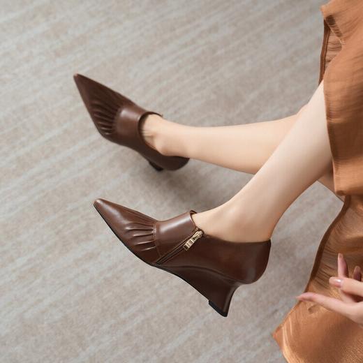 【预售5天】秋冬新款真皮法式深口尖头小众褶皱气质高跟坡跟鞋女BCXY&H2337 商品图1