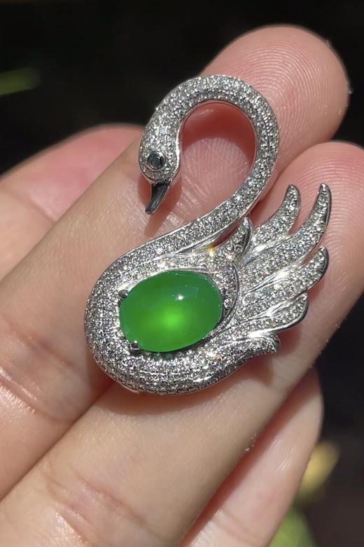 547311 高冰正阳绿天鹅 胸针吊坠两用，饱满，通透水润，玉质细腻，翠色鲜艳，18k金奢华钻石镶嵌 裸石尺寸：9.3-6.7-3.3mm约 超值价：50180 #优石客珠宝 商品图0
