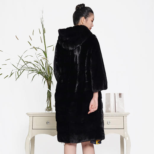 SIM GRACE 优雅夫人 女款轻奢横排设计时尚 大气外套连帽中长款整貂保暖大衣 商品图2