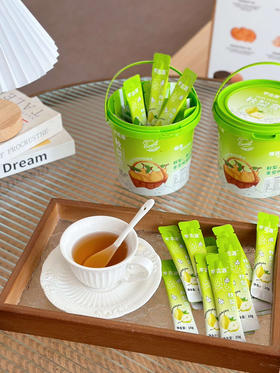 不同于市面上的速成品，我们的秋梨膏采用古法熬制，大火煮沸，文火慢炖，时间是好的调味师，每一滴都蕴含着时间的味道。膏体浓稠如琥珀，色泽诱人，那是时间与火候的完美交融。配料表只有砀山酥梨！10克×30袋